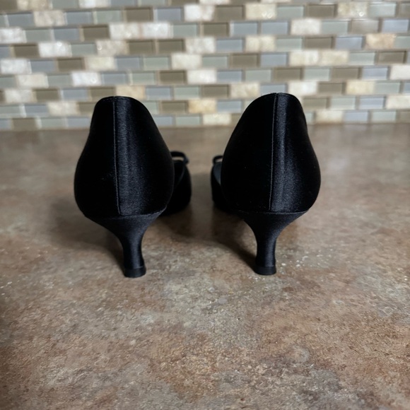 Stuart Weitman bow kitten heel pumps - Picture 3 of 4